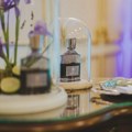 CREED IRIS DEBONAIR: Britanska elegancija i francusko parfemsko umeće u srcu Beograda