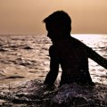 "Tata, mislim da umirem": Dečaka (7) na Mediteranu ubolo otrovno morsko stvorenje, usledila je neviđena drama