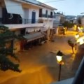 U Grčkoj haos, najavljene oluje i visoki talasi: Vodene bujice na ulicama, a padavine ne prestaju (video)
