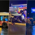 Teška saobraćajna nesreća na Karaburmi: Auto proleteo na crveno i zakucao se u autobus! Vozača izvlače iz uništenog…