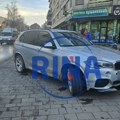 Blokirao prolaz pešacima dok je satima sedeo u kafiću: Bahato parkiranje besne mašine nasred trotoara u Priboju, policija…