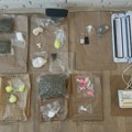 Policija uhapsila dilera u Novom Sadu: U stanu pronađeno 1,4 kilograma marihuane, amfetamina i kokaina