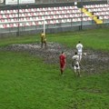 Nadrealne scene u komšiluku: Hrvati igrali fudbal u kaljuzi, penal nisu mogli zbog blata da izvedu u 2. ligi!