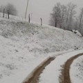 Sneg u užičkom kraju, na Zlatiboru i Tari: Palo 10 centimetara, vozila zaglavljena na putu