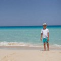 Divna peščana plaža, tirkizno more, pravi porodični odmor a deca do 14. godina borave gratis. Proverite!
