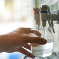 Žena pila vodu sa aparata u firmi, pa se otrovala sredstvom za čišćenje: Serviser joj rekao da je bezbedno za piće
