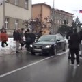 Narod protiv naprednjaka!? Probao da zgazi demonstrante pa dobio po autu