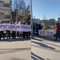 Snimak reakcije SNS-ovaca pored kojih su demonstranti sa transparentom „Korupcija ubija“ govori sve i kako nam je zaista