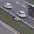 Nosi frižider i pretrčava auto-put! Nestvarna scena usred dana u Beogradu: Da ne postoji snimak, ne biste verovali (video)