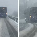 Sneg zavejao i Beograd, snimci su nestvarni! Vozači autobusa "voze na sva 4", kolovoz prekriven, sve zavejano
