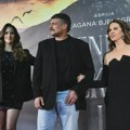 "Emocije su mi pomešane": Andrija Kuzmanović na premijeru "Senki nad Balkanom" došao sa dve koleginice VIDEO