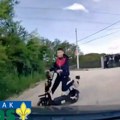 (Uznemirujuće) stravičan snimak iz novog pazara! Sekunde delile dečaka od tragedije pod točkovima automobila - izbegnuta u…