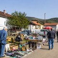 Ljudi gledaju snimak sa buvljaka i ne veruju šta vide! Zbog ove tezge se krste i levom i desnom: "Prodavac sigurno radi u…
