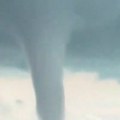 Džinovski tornado snimljen iznad jezera! Stravični prizori nevremena u evropskoj zemlji: "Preti pojava opasna po život, nađite…