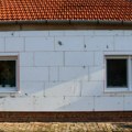 Uradili ste novu fasadu, a zidovi su i dalje hladni? Niste izolovali najopasniju tačku na kući, ovde hitno morate da dodate…