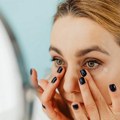 Kesice ispod očiju nisu uvek znak umora: Kada podočnjaci signaliziraju zdravstveni problem?