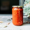 Ajvar iz rerne bez pečenja paprika: Jednostavan recept idealan za pripremu u stanu