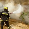 Požar u naselju Raška u Vranju: zapalilo se rastinje oko groblja