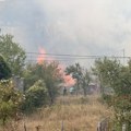 Plamen guta sve pred sobom kod Foče! Požar se širi velikom brzinom, kuće ugrožene, gust dim otežava gašenje (foto/video)