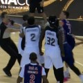 Opšta tuča ispred Dušana Alimpijevića: Igrač Bešiktaša "ćušnuo" košarkaša CSKA, ovaj mu vratio pesnicom