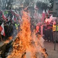 Farmeri zapalili lomaču! Haos u Poljskoj: Demonstranti u traktorima na ulicama, gađali jajima zgradu EU (foto, video)