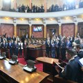 Pršti u Skupštini na samom početku: Aleksić tvrdi da je Vučićev čovek od poverenja „ispijao kafu sa Belivukom“…