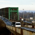 Gusti crni dim se širi nebom: Zapalio se krov objekta ispod Pančevačkog mosta