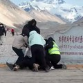 Ljudi gledaju i ne veruju šta se desilo: Planinari se potukli na najvišem vrhu sveta (video)