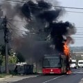 Plamen guta gradski autobus u železniku Crni dim kulja na sve strane (foto, video)