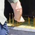Ako palim jednu sveću da li mogu da pomenem više imena i da li smem da je poljubim? Teolog rešio dilemu pa otkrio jednu…