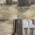 (Video) Poplavljen Njujork! Voda potopila metro stanice, ljudi zaglavljeni u vagonima dok bujica navire! Kolaps na putevima i…