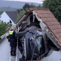 (Foto): Automobil velikom brzinom skrenuo s puta, pokupio dečaka na trambolini, "katapultirao se" i zakucao u krov štale!