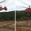 Piloti i vatrogasci se bore sa požarima kod Niša: Helikopter MUP u akciji, ostaće na terenu tokom noći (Video)