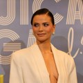 Miloica Pavlović blista u belom, dekolte po pupka Izašla pred medije i podelila bitnu informaciju: Blista sva u belom, ispod…