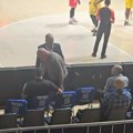 Utakmica Makabija i Zvezde prekinuta na nekoliko minuta. Dobacivali i vređali sudije, pa izbačeni iz dvorane!
