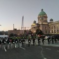 Jake policijske snage u opremi za razbijanje demonstracija oko Skupštine uoči početka dva skupa