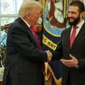 Šou za bivšeg teroristu Al kaide Tramp u Beloj kući poprskao sirijskog predsednika parfemom i pitao ga koliko ima žena (video)…