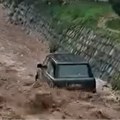 VIDEO Obilne kiše podigle nivo reke u Budvi: Bujica preplavila desetine vozila ostavljenih u koritu