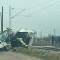 Muškarac (40) preminuo u bolnici! Stravični prizori nakon železničke nesreće u Čačku, kombi prepolovljen i smrskan