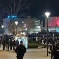 Ispred SNP u Novom Sadu skup pristalica vlasti i demonstranata, razdvaja ih kordon policije: za sada bez incidenata