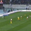 Već imamo gol godine?! Spektakularan pogodak koji je obišao svet (video)