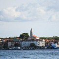 Umalo nova tragedija na Jadranu: Čamac snimljen kako juri ka obali, zabio se pravo u stene!