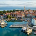 Glavna plaža u Portorožu zatvorena nakon izlivanja goriva: "Vetar potiskuje naftnu mrlju ka obali"