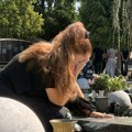 Pomen Andriji Bajiću: Na groblje neutešna udovica zakasnila, pa pala na kolena (foto)