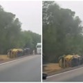 (Video) Prevrnuo se kamion! Saobraćajna nezgoda na putu između Crvenke i Kule. Mogući zastoji u saobraćaju na ovoj deonici.