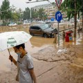 Najjača kiša u poslednjoj deceniji ubila 11 ljudi u Pekingu: Bujice besne ulicama, nose automobile, prave odrone