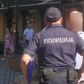 Kamere snimile napad u knezu Stolicom se branio od noža, policajac potegao pištolj (video)