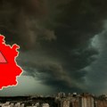 Pogledajte kako nevreme tuče po zapadnoj Srbiji Nebo crno, tuče grad kao orah, a evo gde će sledeće da grune (video)