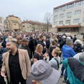 Dok je Vučić razgovarao sa građanima u leskovačkom pozorištu, studenti, građani Leskovca i opozicija protestovali na…