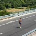 Ovako je direktor puteva Srbije testirao novu deonicu Čačak - Požega! Darko Savić (50) trčao više od 12 kilometara (video)…